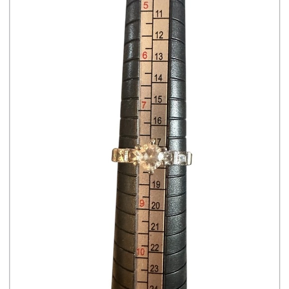 Sterling Silver cubic zirconia ring Solitaire w/ 2 square diamonds on each side - Picture 4 of 6